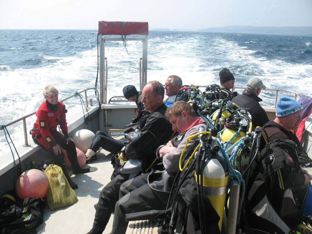 divers on wave chieftain